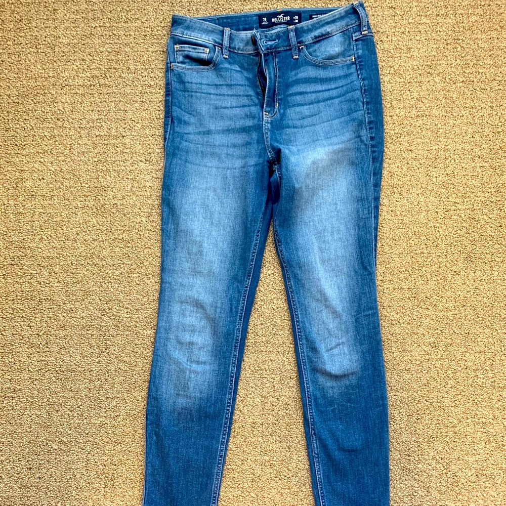 Size 7 Hollister high-rise super skinny jeans